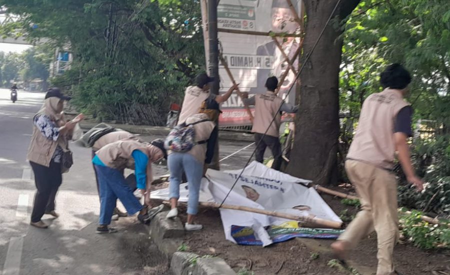 Masa Tenang, Polisi Dampingi Bawaslu Kota Tangerang Tertibkan APK