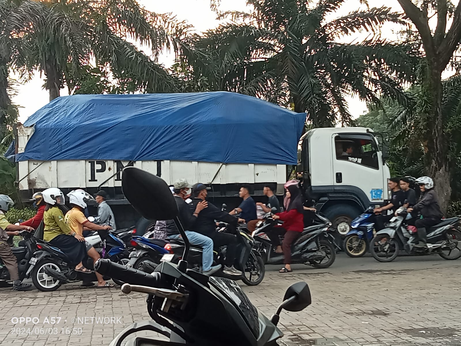 Gak Punya Otak, Sudah langgar Perbup Dump Truk Angkutan Tanah Merah Oprasi di Saat Jalan Kodisi Macet