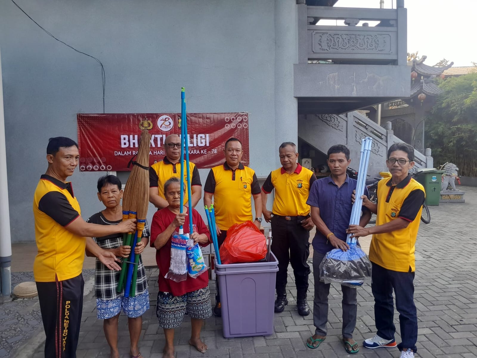 Bakti Religi di Tangerang, Kapolres Serahkan alat kebersihan, Material Bangunan dan Sembako menjelang Hari Bhayangkara ke-78
