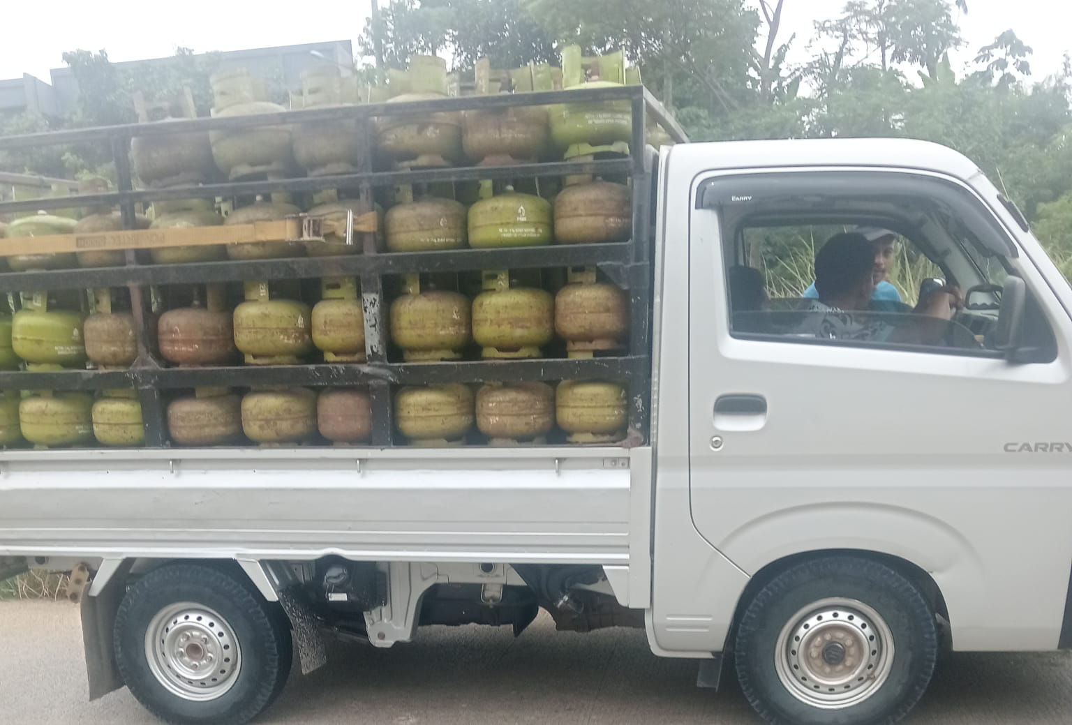 Dengan Santai Mobil Fikaup silver Plat Nomor F 8537 HV Diduga Membawa Gas Subsidi 3 Kg Untuk Bahan Oplosan