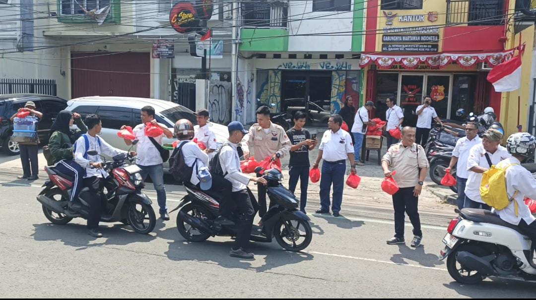 Jumat Berkah, GWI Bagikan Nasi Kotak Gratis untuk Masyarakat Para penguna Jalan