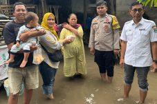 Warga Desa Kramat Ucapkan Alhamdulillah, Camat Pakuhaji dan Kades Kramat Turun Langsung ke Lokasi Banjir